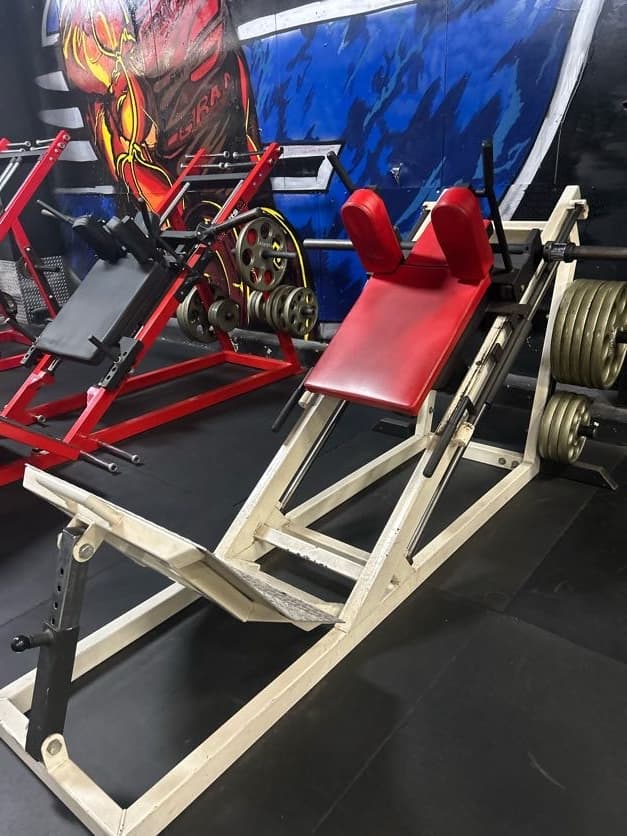 Hack Squat Machine